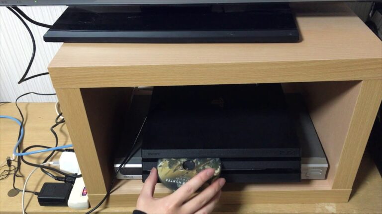 初めてのPS4 ソフトはどうやって入れるのか わからなくて不良品かと思った!(プレステ4 ソフト 入れ方)